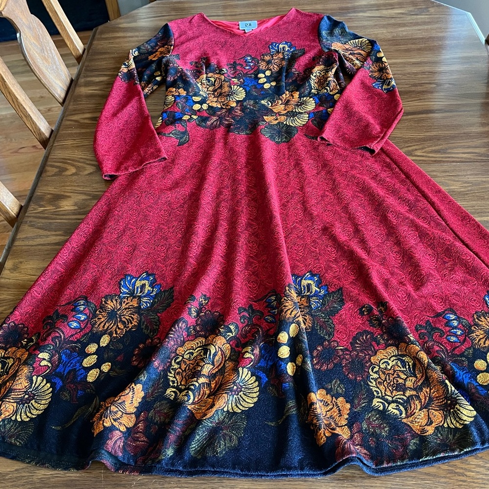 VICKY & LUCAS sz L A-Line MAXI DRESS with Long Sleeves Gorgeous floral designs